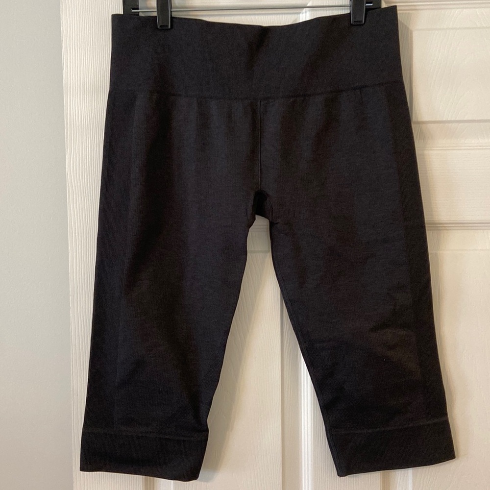 LULULEMON SIZE 12 EXCELLENT CONDITION INSEAM 16” WAIST FLAT 32” ELASTIC